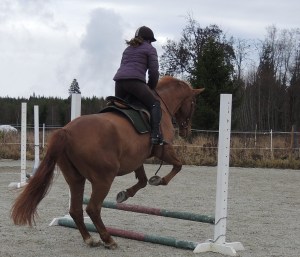 Alex hoppar med Yasmine